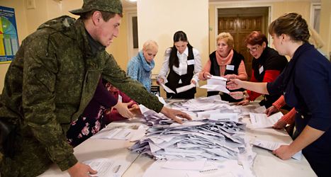 Valarbetare räknar röster efter valet i donetsk. Foto: Dimitri Lovetsky/TT.